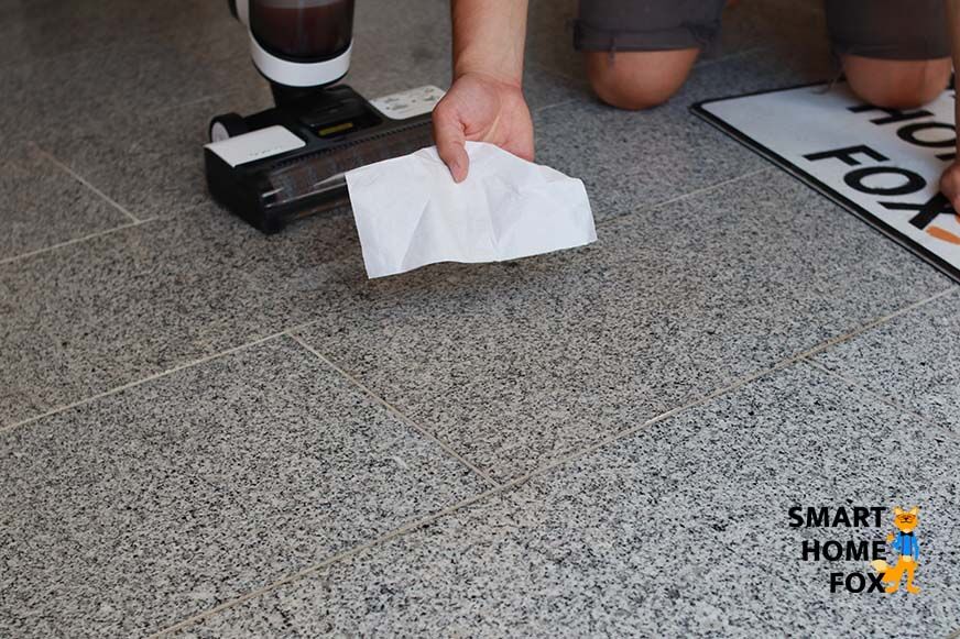 Tineco S3 wischt eingetrockneten Fleck weg